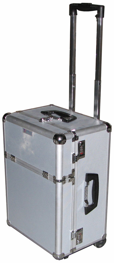 ALUMINUM TRAVEL SUITCASE WITH WHEELS AND FOLDING HANDLE / 